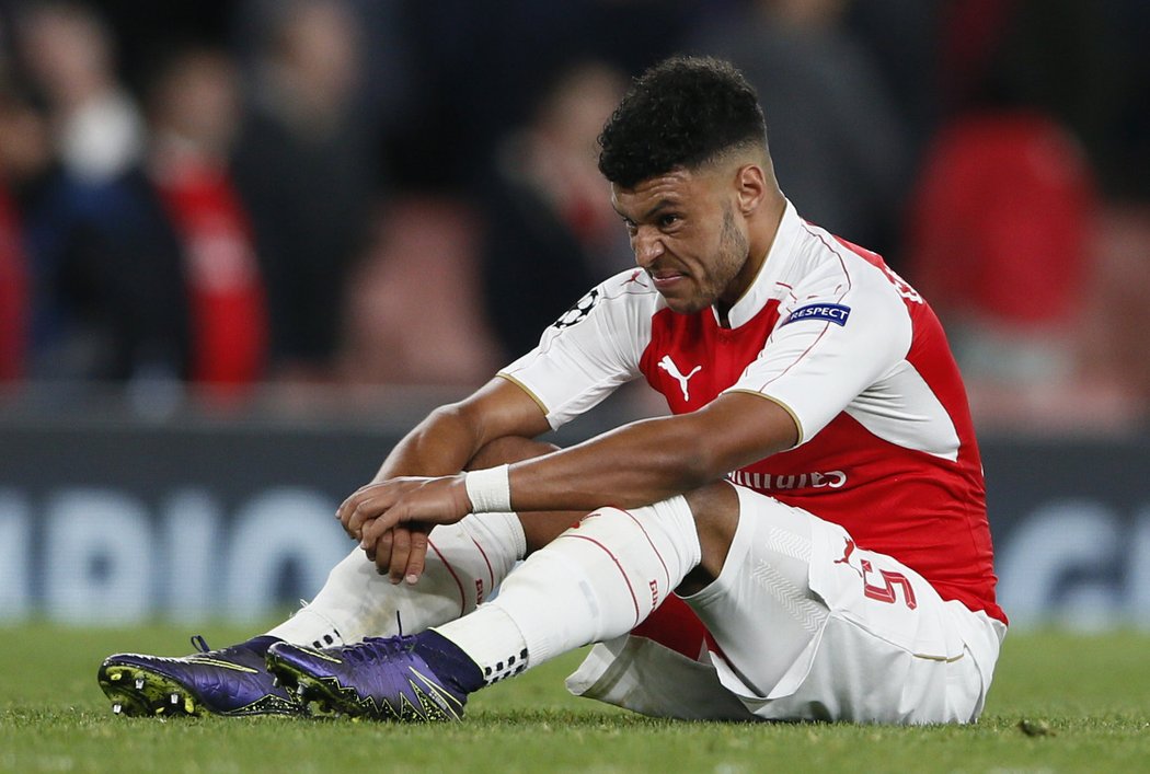 Alex Oxlade Chamberlain vstřebává porážku Arsenalu s Olympiakosem Pireus