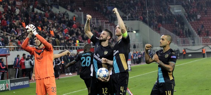 Fotbalisté Arsenalu se radují z postupu do jarní části Ligy mistrů, vlevo slaví Petr Čech, uprostřed hrdina zápasu Olivier Giroud