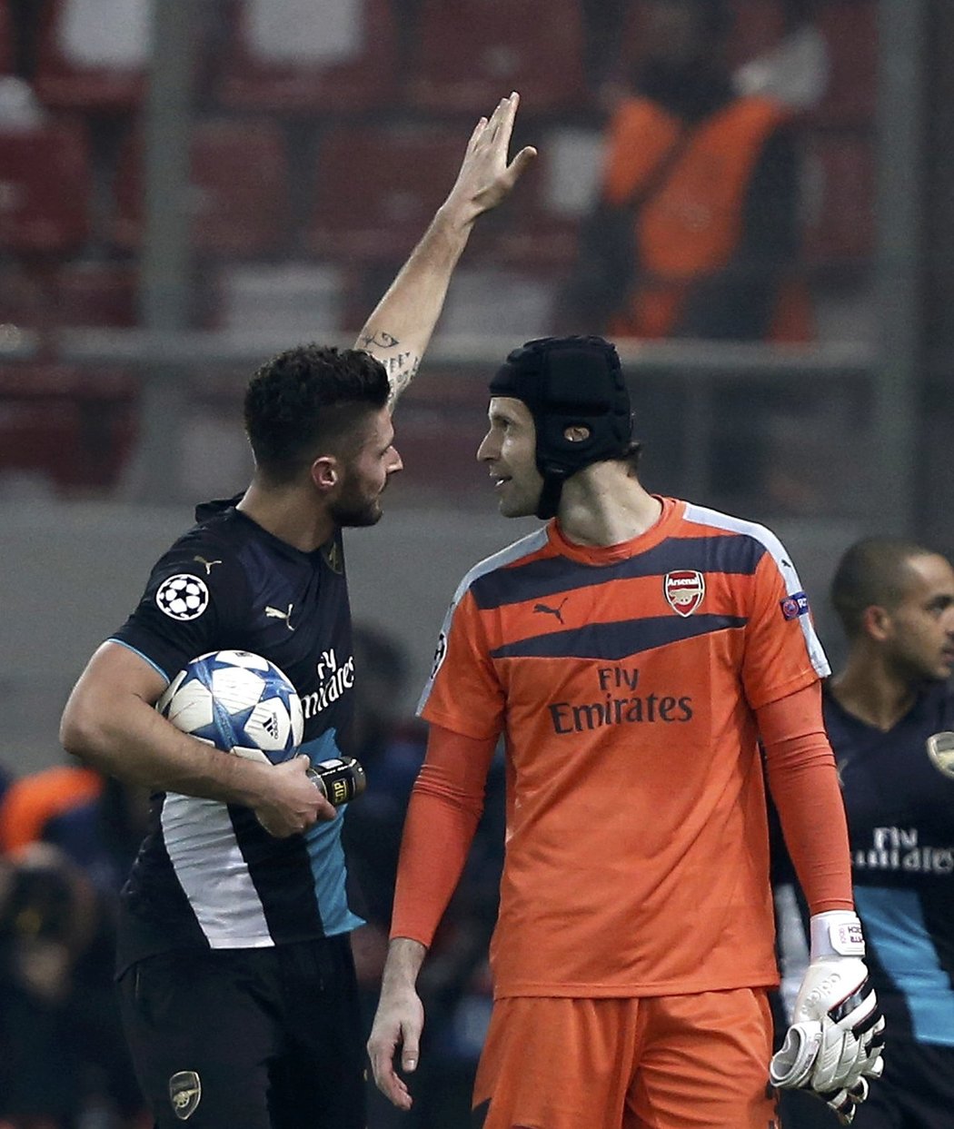 Autor hattricku Olivier Giroud a brankář Petr Čech po postupu Arsenalu do osmifinále Ligy mistrů