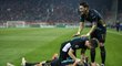 Spoluhráči z Arsenalu se vrhají na Oliviera Girouda poté, co dal druhý gól Olympiakosu