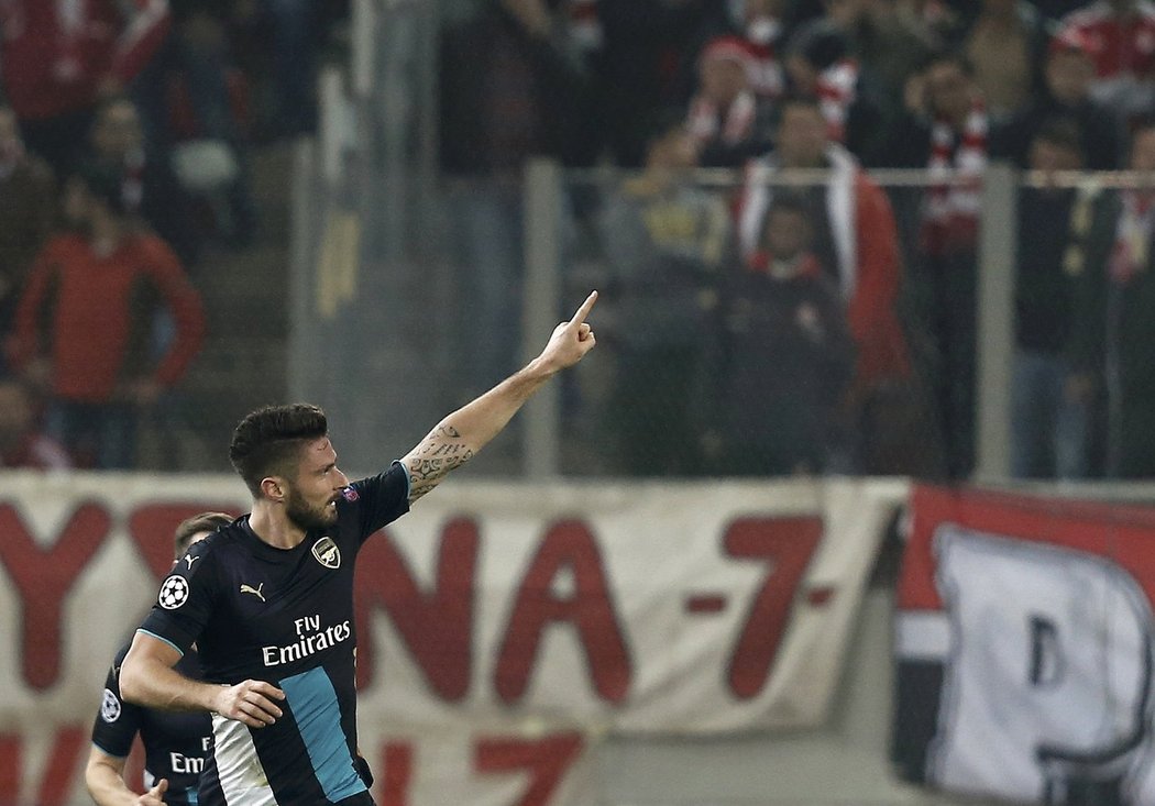 Olivier Giroud slaví svou první trefu do sítě Olympiakosu