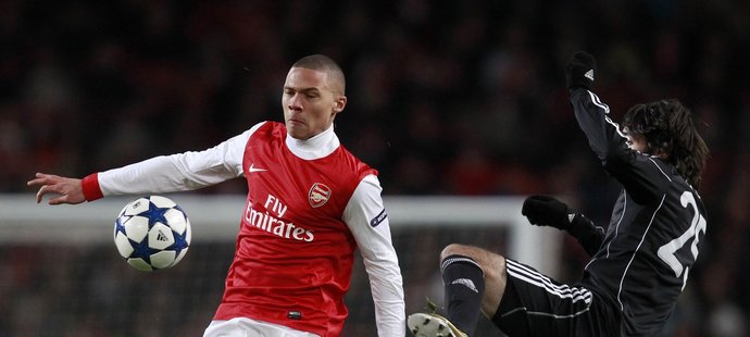 Kieran Gibbs (vlevo) v souboji se Stefanem Babovicem z Partizanu Bělehrad v Lize mistrů