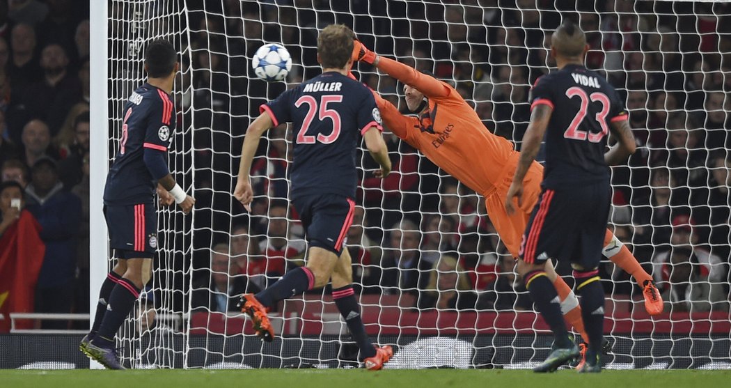 Petr Čech zasahuje proti střele Vidala z Bayernu