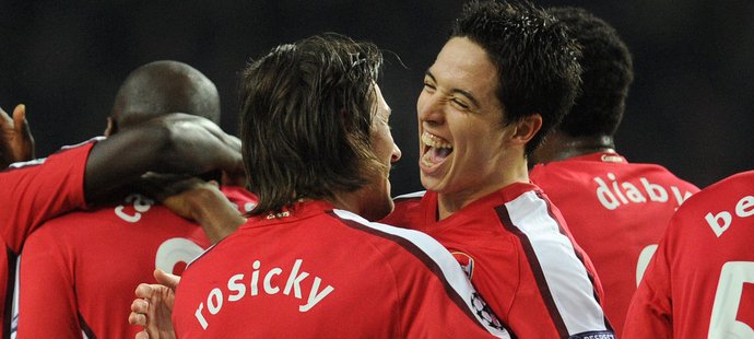 Tomáš Rosický s Bacary Sagnou se radují z vyrovnávacího gólu Arsenalu