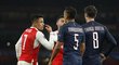 Hvězda Arsenalu Alexis Sánchez ve vyhrocené diskuzi s hráči PSG