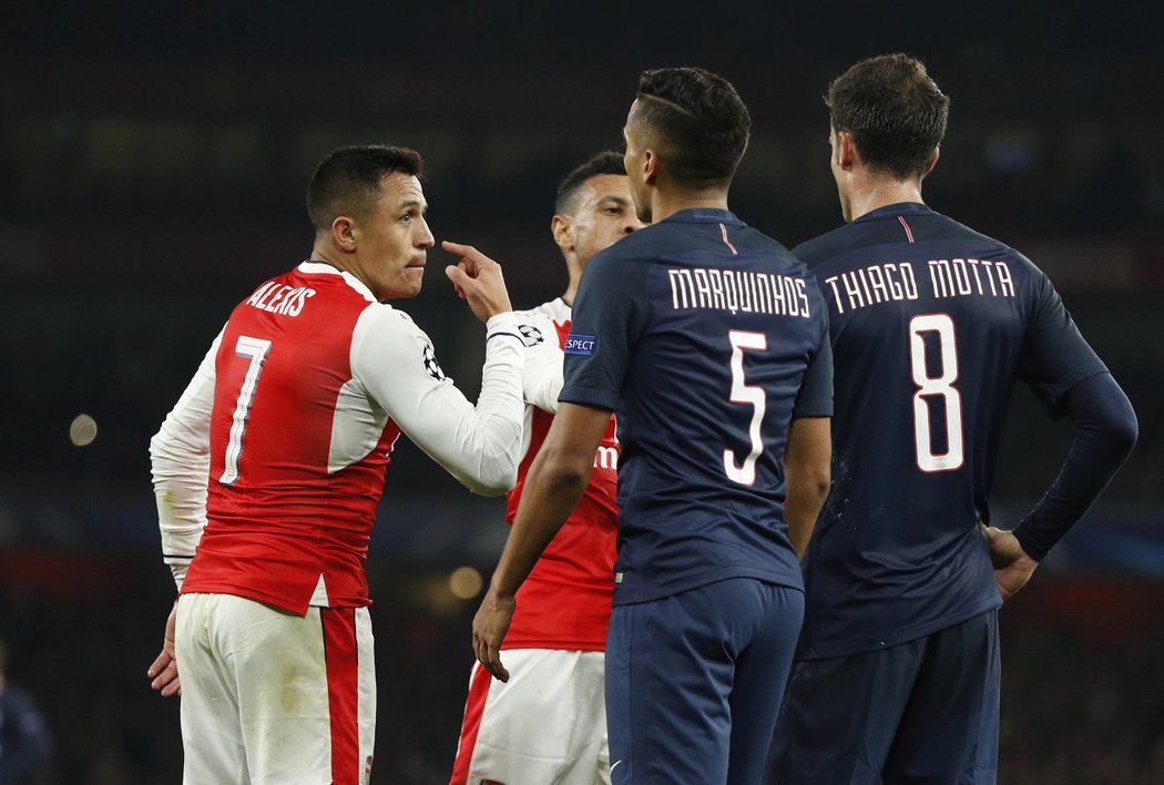 Hvězda Arsenalu Alexis Sánchez ve vyhrocené diskuzi s hráči PSG