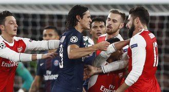 Nervy na Arsenalu. Po sporné penaltě trefil Cavani soupeře pěstí