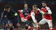 Záložník Arsenalu Aaron Ramsey padá po souboji s kapitánem PSG Thiagem Silvou