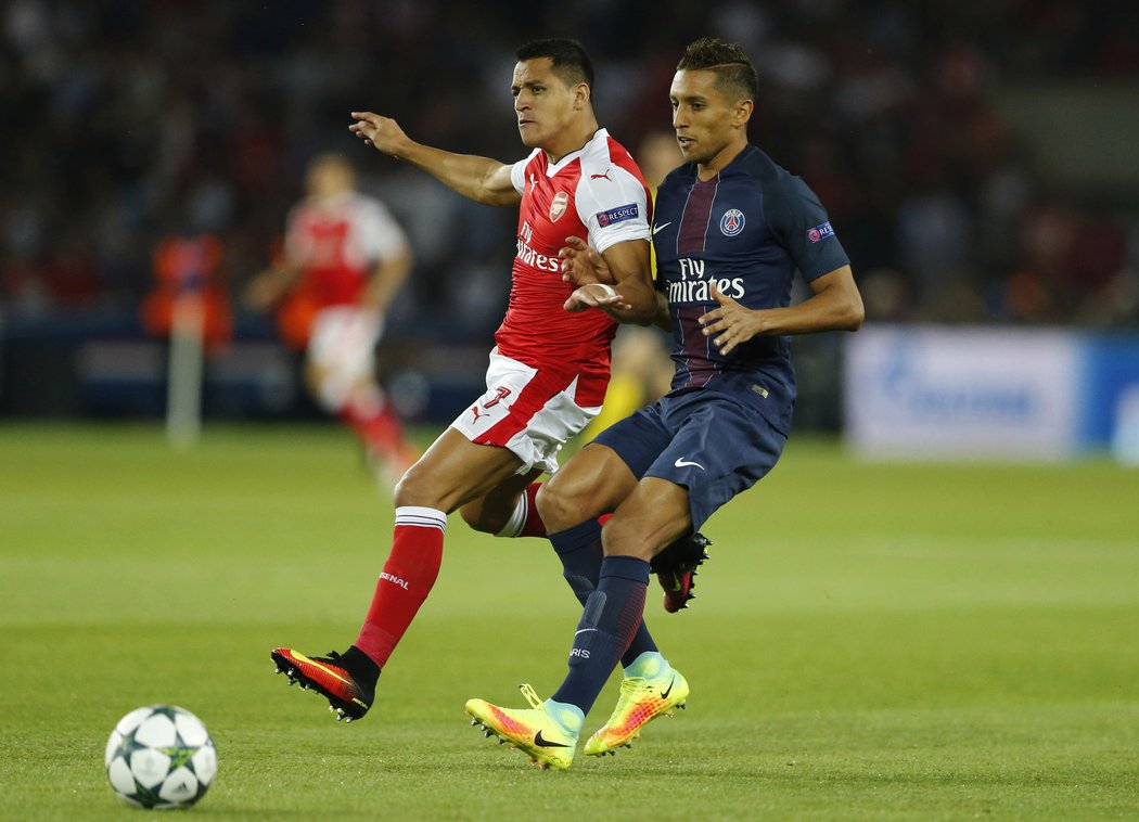 Útočník Arsenalu Alexis Sánchez v souboji se stoperem PSG Marquinhosem