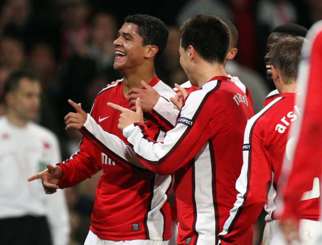 Denilson z Arsenalu (vlevo) oslavuje gól se spoluhráči.