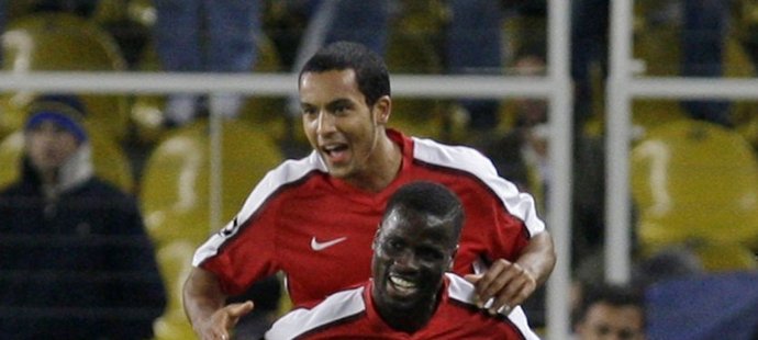 Hráči Arsenalu Walcott a Eboue se radují z vedení nad Fenerbahce