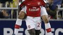 Hráči Arsenalu Walcott a Eboue se radují z vedení nad Fenerbahce