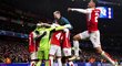 Hráči Arsenalu se radují po zvládnutém penaltovém rozstřelu
