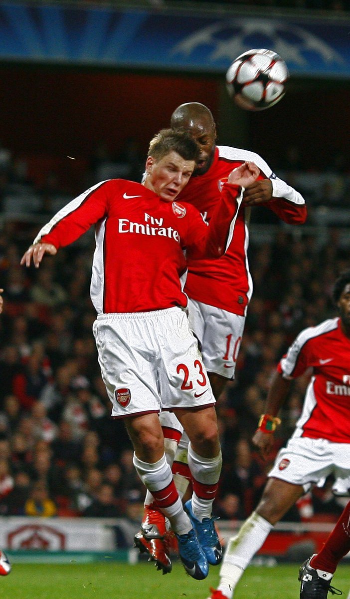 Ostrý hlavičkový souboj spoluhráčů z Arsenalu - vlevo Andrej Aršavin a vpravo William Gallas.