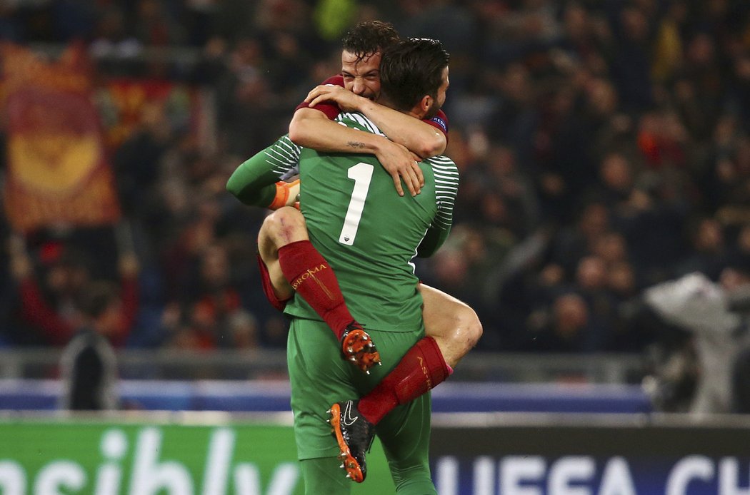 Alessandro Florenzi v objetí s brankářem Alissonem po zisku skalpu Barcelony