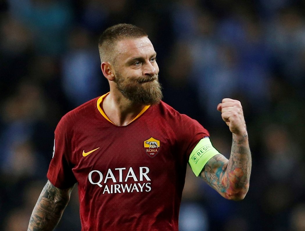 Kapitán AS Řím Daniele De Rossi z penalty srovnal na 1:1 v Portu