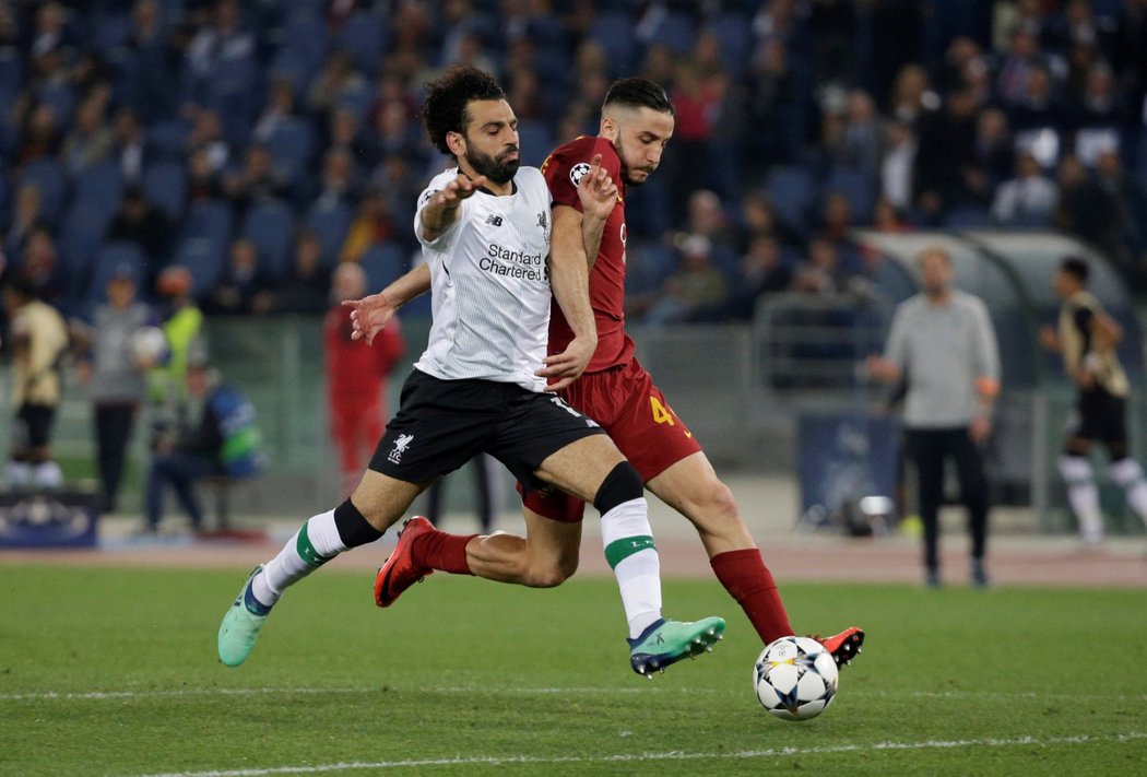 Mohamed Salah z Liverpoolu v souboji se stoperem AS Řím Konstantinosem Manolasem