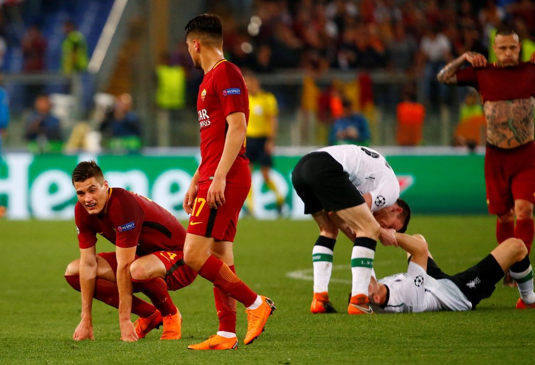 Zklamaní fotbalisté AS Řím včetně Patrika Schicka po semifinále Ligy mistrů s Liverpoolem