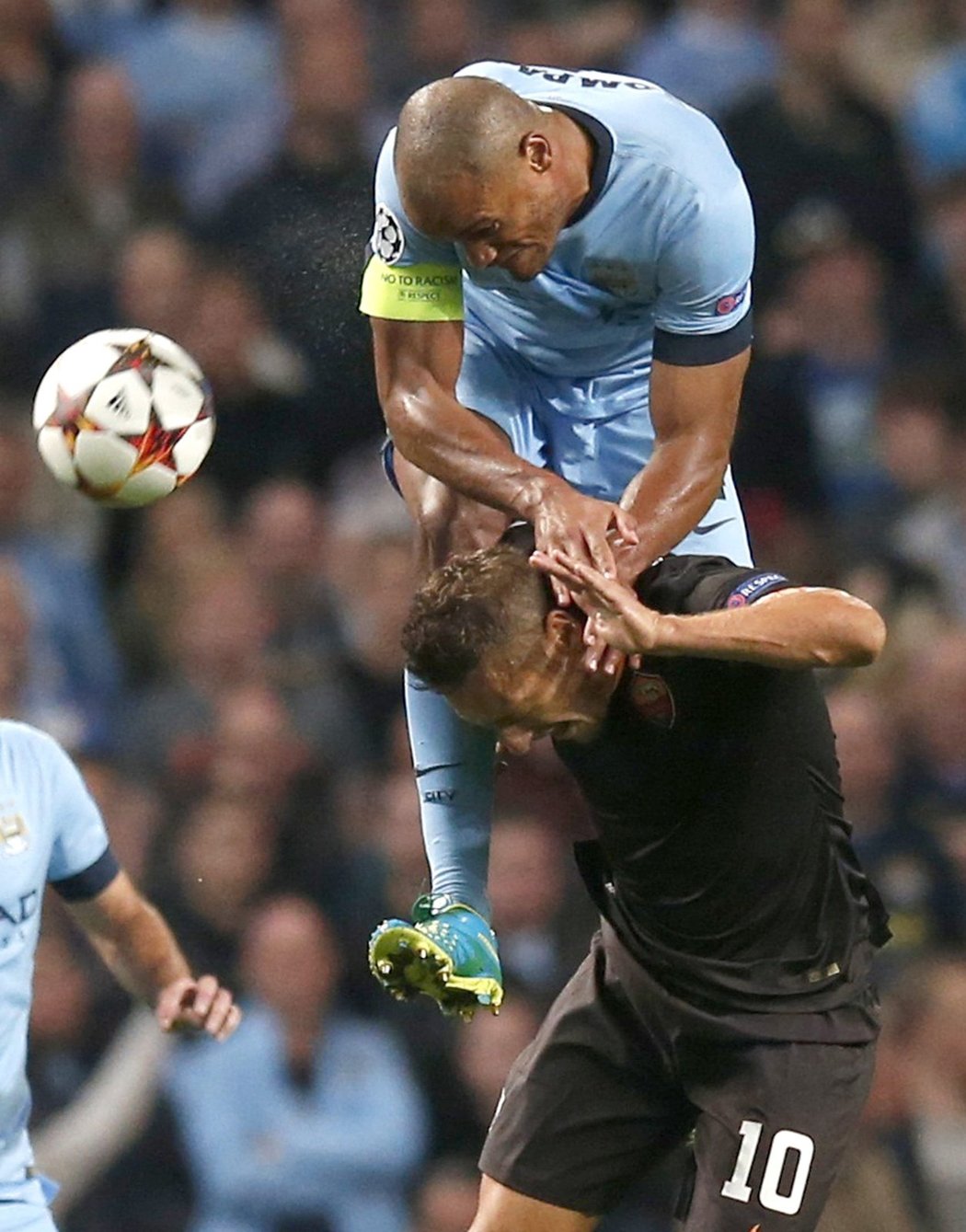 Vincent Kompany z Manchesteru City si takhle drsně naskočil na Franceska Tottiho