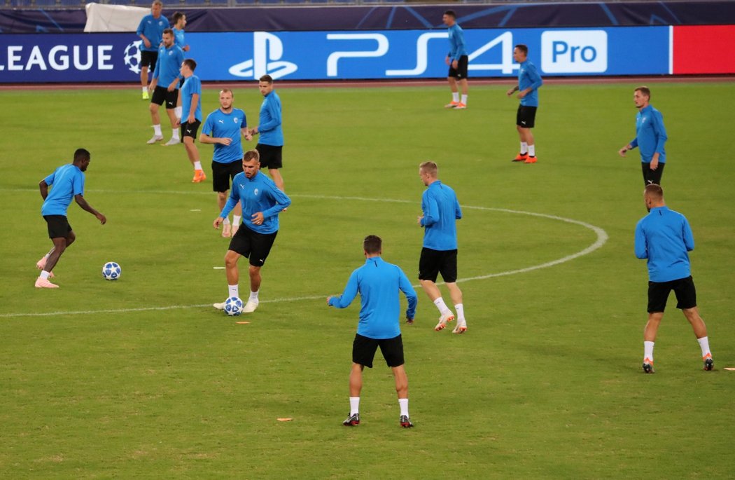 Plzeňští hráči na předzápasovém tréninku na stadionu v Římě. V úterý zde vyzvou místní AS