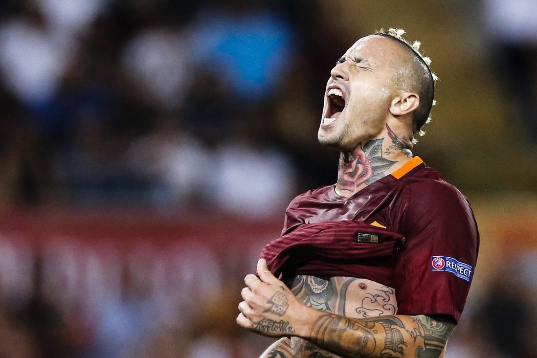 Naštvaný záložník AS Řím Radja Nainggolan v utkání s Portem