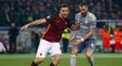 Obránce AS Kostas Manolas brání útočníka Realu Karima Benzemu