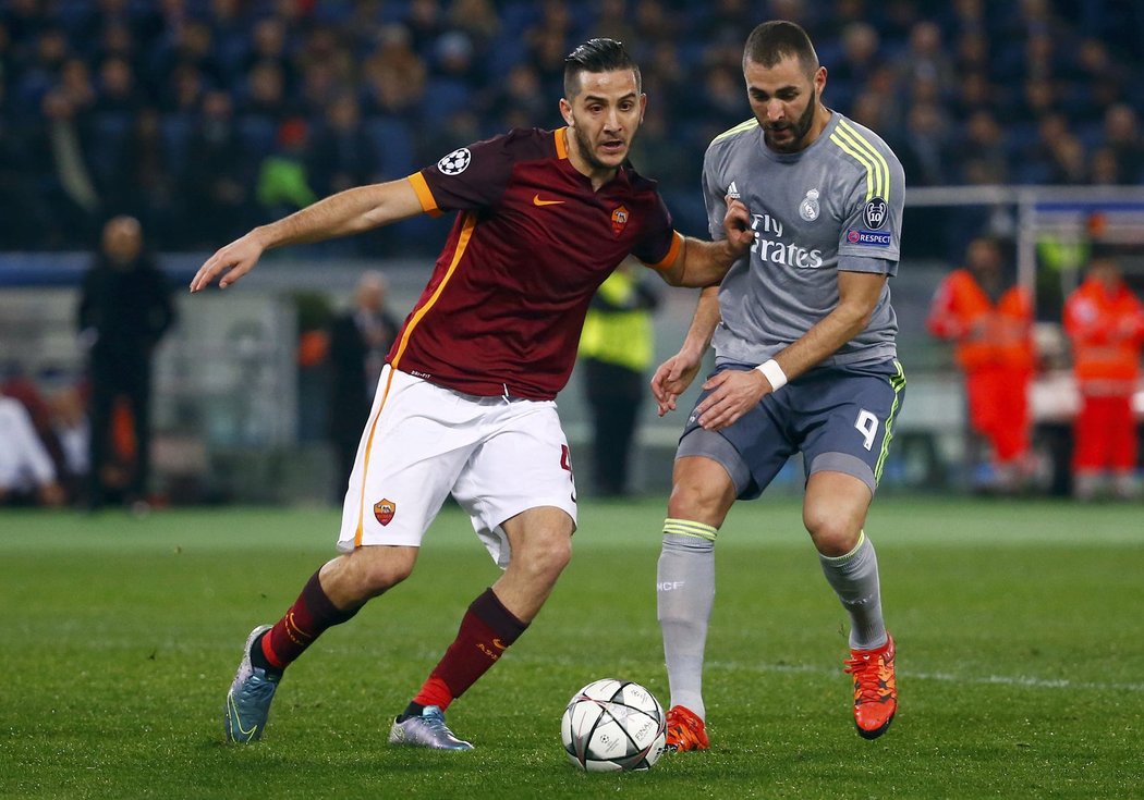 Obránce AS Kostas Manolas brání útočníka Realu Karima Benzemu