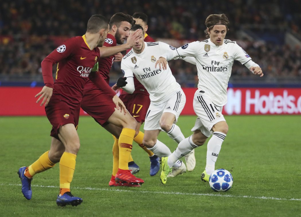 Luka Modrič si navádí míč v zápase proti římskému AS