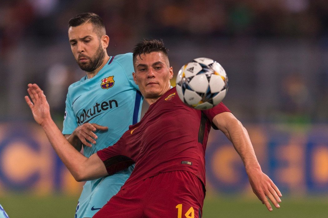 Patrik Schick v utkání proti Barceloně v souboji s Jordim Albou