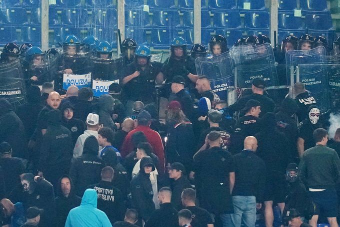 Nepokoje fanoušků Slovanu v Římě: policie zatkla i Poláka. Jaké tresty klubu hrozí? Nepokoje fanoušků Slovanu v Římě: policie zatkla i Poláka. Jaké tresty klubu hrozí?