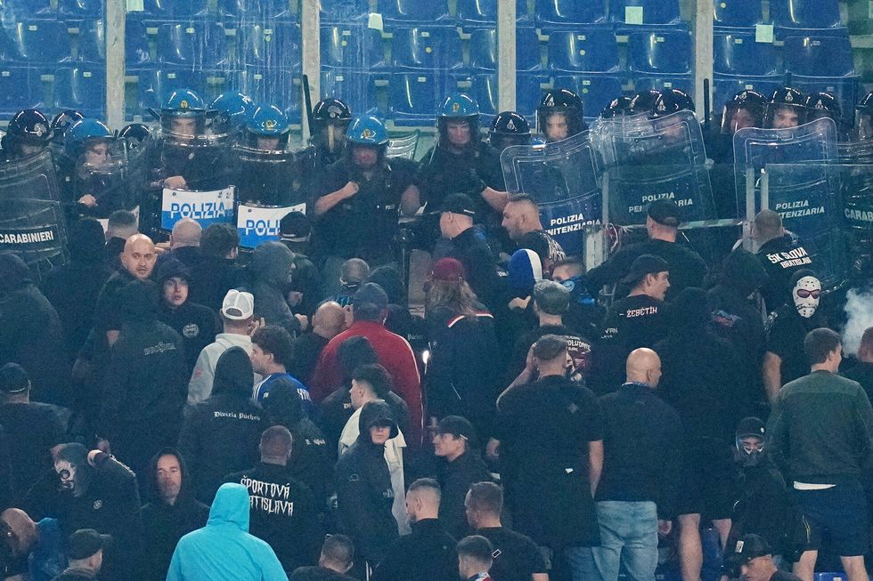 Nepokoje fanoušků Slovanu v Římě: policie zatkla i Poláka. Jaké tresty klubu hrozí? Nepokoje fanoušků Slovanu v Římě: policie zatkla i Poláka. Jaké tresty klubu hrozí?