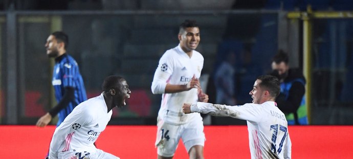 Radost hráčů Realu Madrid po gólu Ferlanda Mendyho v Lize mistrů proti Atalantě