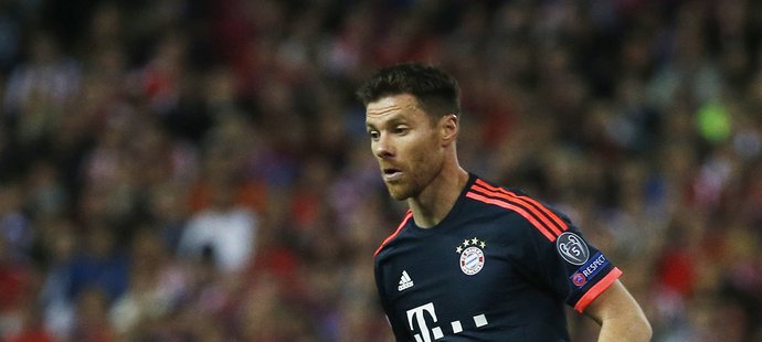 Záložník Bayernu Xabi Alonso zpracovává přihrávku