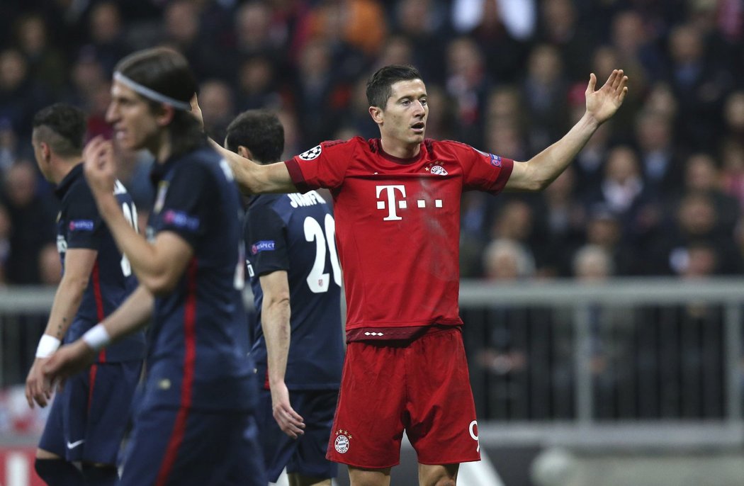 Robert Lewandowski se zlobí v zápase Bayernu proti Atlétiku