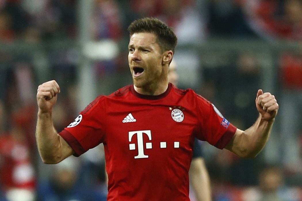 Xabi Alonso se raduje z první branky Bayernu proti Atlétiku