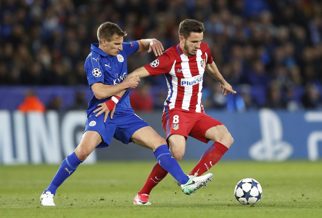 Saul Niguez (vpravo) dal první branku Atlétika v Leicesteru