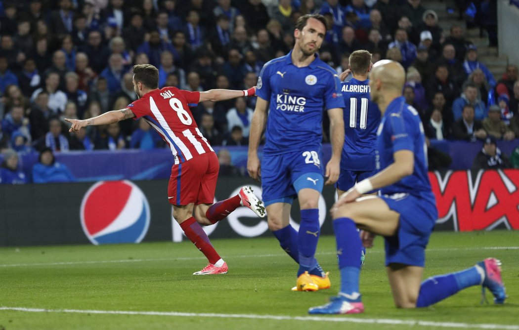 Saul Niguez se trefil hlavou a poslal Atlético Madrid do vedení na King Power Stadium proti Leicesteru