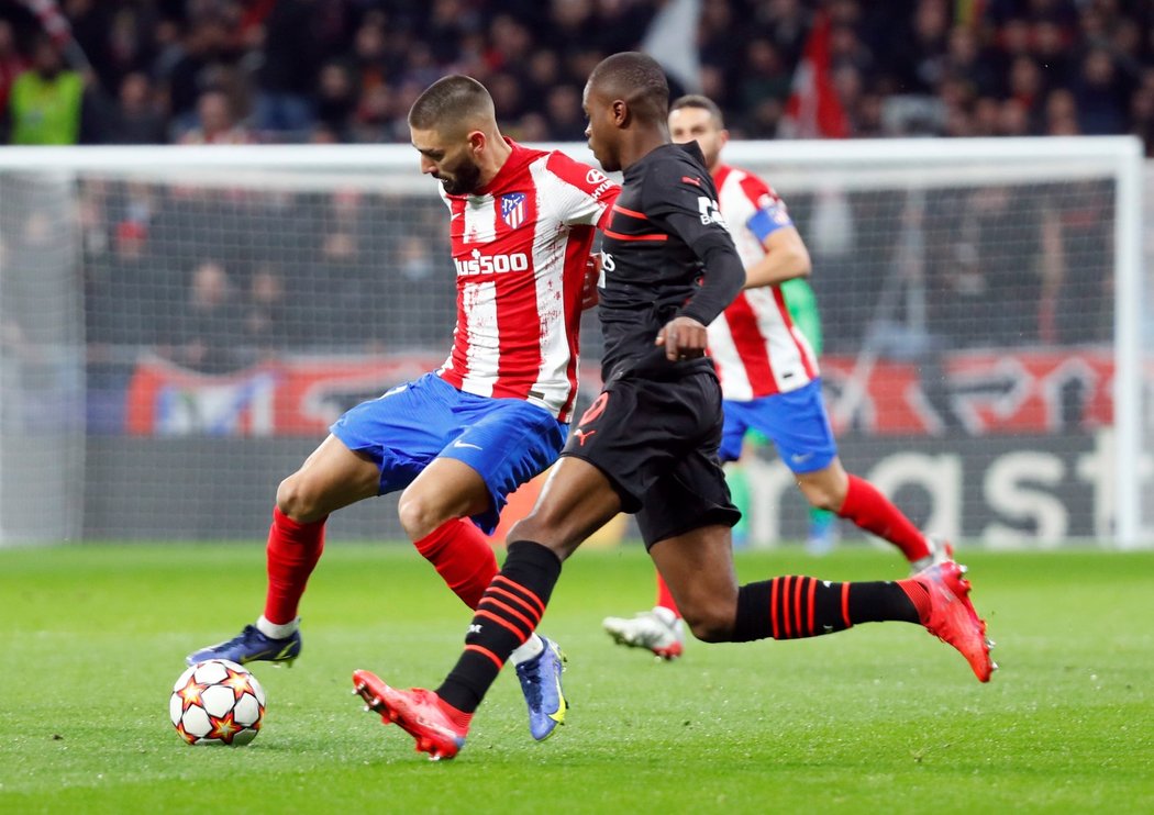 Yannick Carrasco si kryje míč před Pierrem Kaluluem