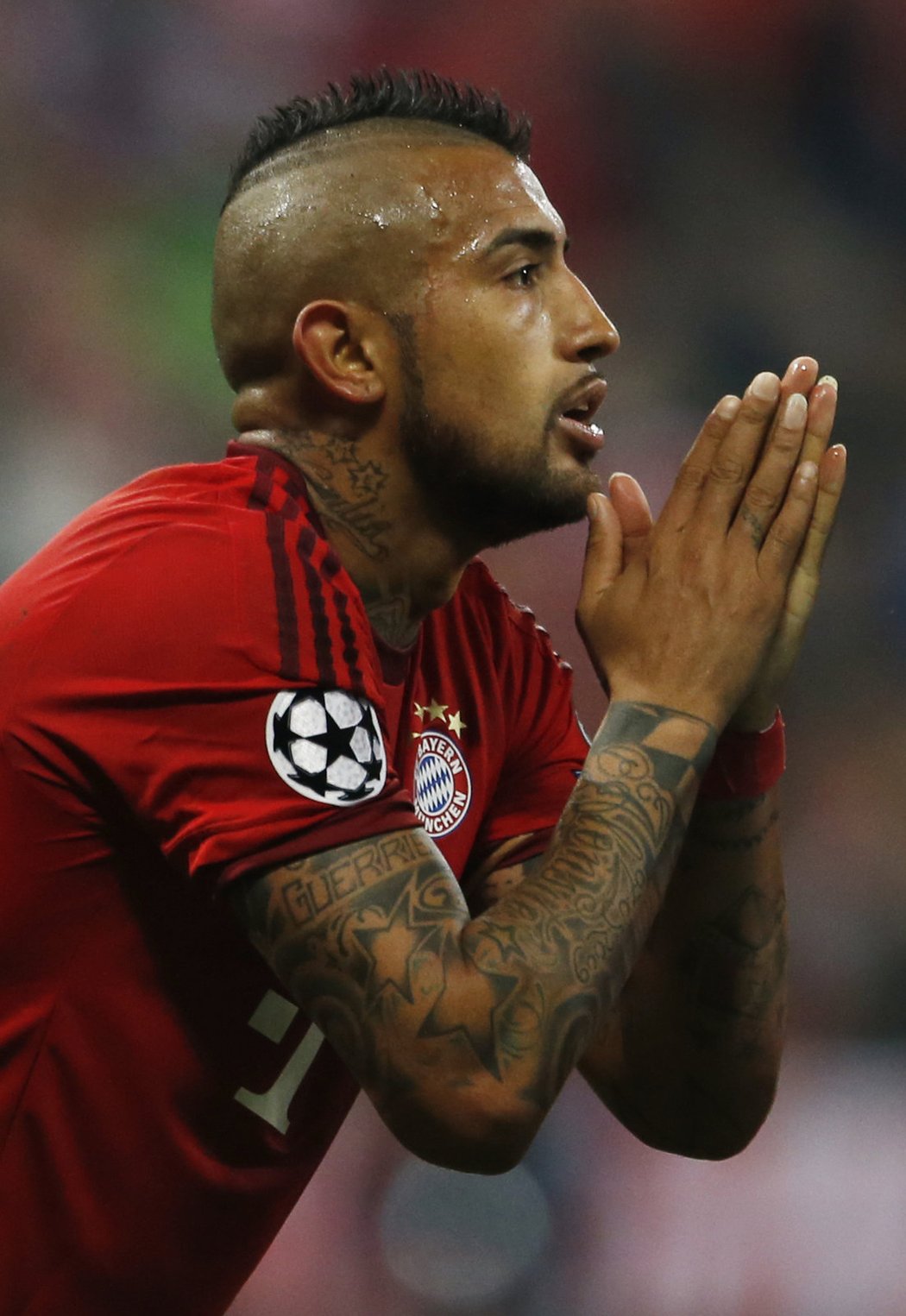 Arturo Vidal diskutuje s rozhodčím po nařízené penaltě