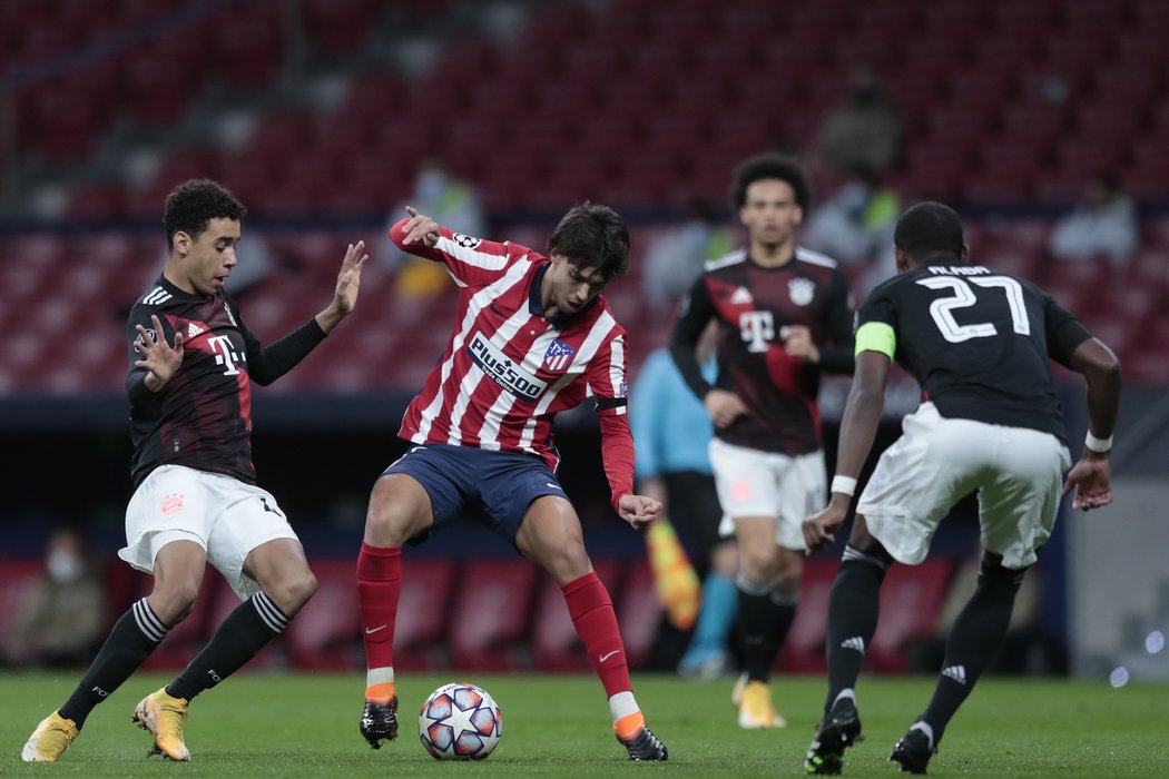 Joao Félix se probíjí obranou Bayernu