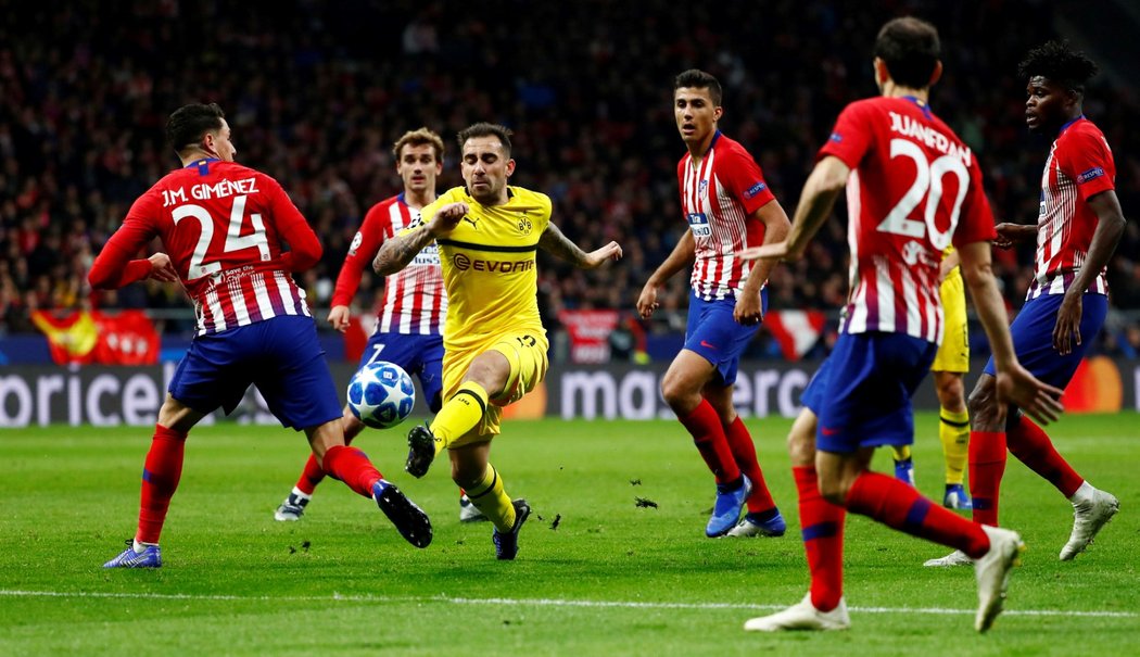 Paco Alcacer (uprostřed) v oblečení protihráčů během duelů Atletika Madrid s Borussií Dortmund