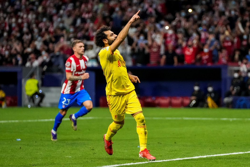 O výhře Liverpoolu na Atlétiku rozhodl z penalty Mohamed Salah