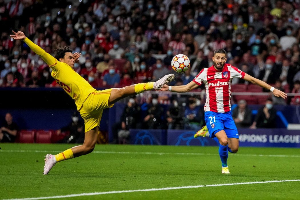 Trent Alexander-Arnold zasahuje míč před Yannickem Carrascem