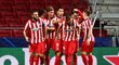 Fotbalisté Atlétika Madrid oslavují trefu Marcose Llorenteho v utkání Ligy mistrů proti Salcburku