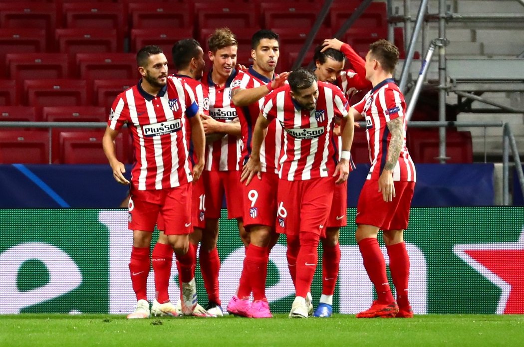 Fotbalisté Atlétika Madrid oslavují trefu Marcose Llorenteho v utkání Ligy mistrů proti Salcburku