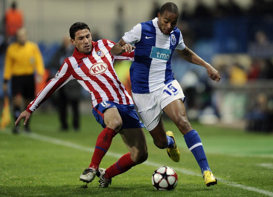 Maxi Rodriguez v souboji s Pereirou z Porta