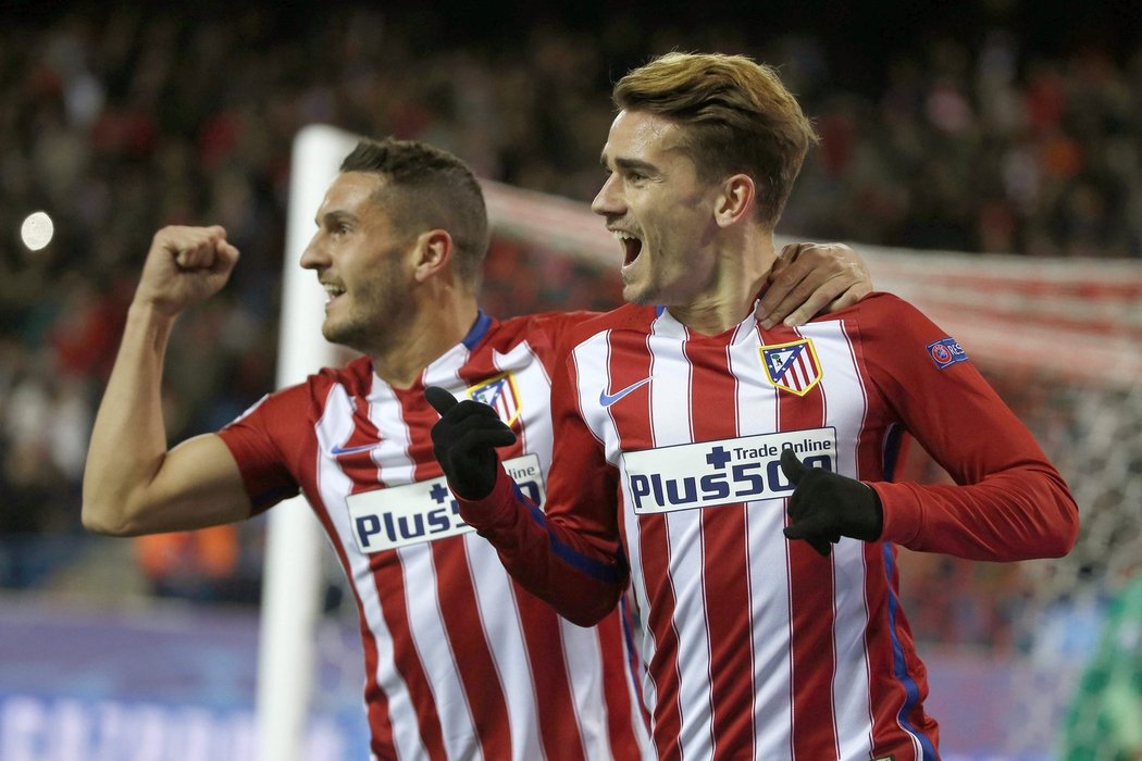 Koke a Griezmann slaví vstřelenou branku do sítě Galatasaraye