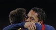 Alexis Sanchez objímá po výhře 4:0 barcelonský poklad Lionela Messiho