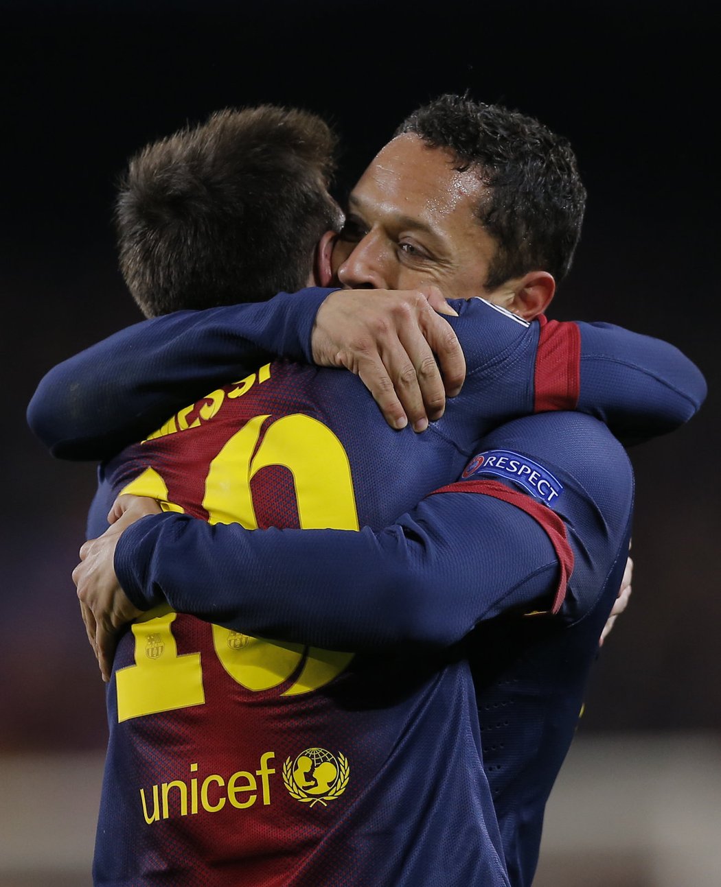Alexis Sanchez objímá po výhře 4:0 barcelonský poklad Lionela Messiho