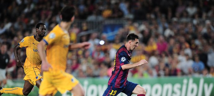 Lionel Messi stíhaný hráči Apoelu.